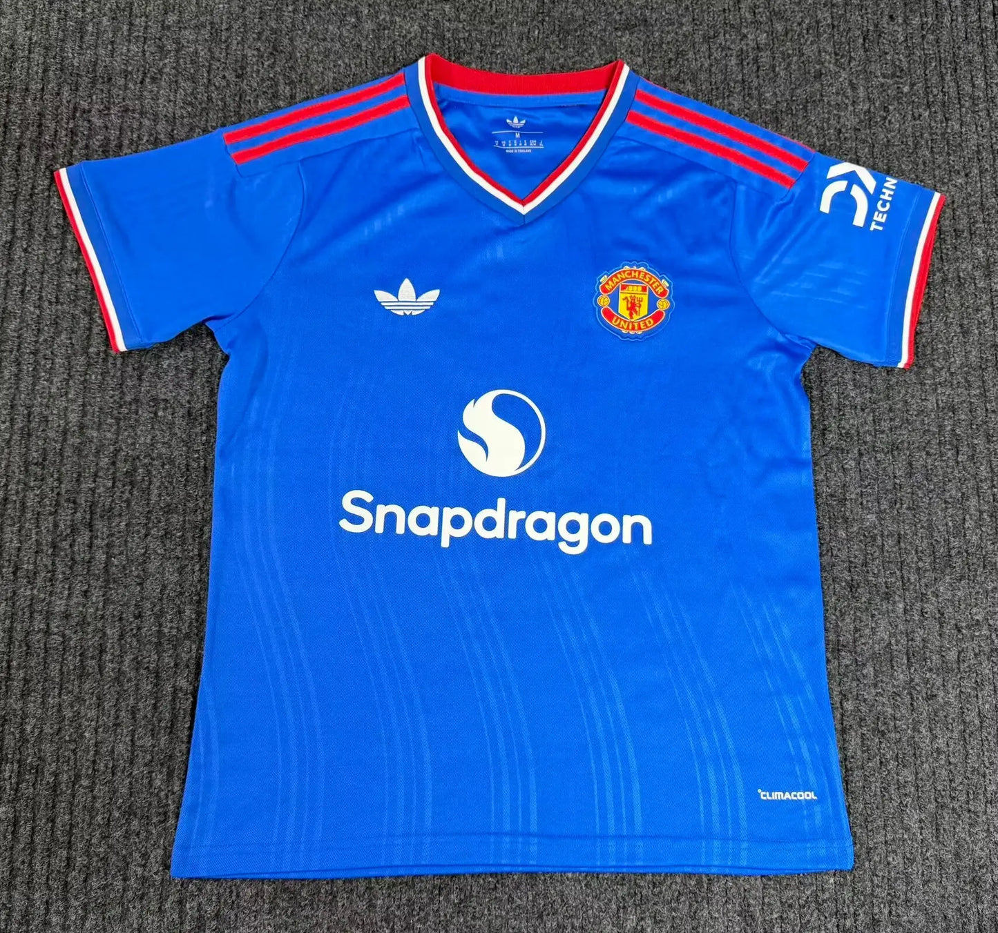 26-27 Manchester United away S-4