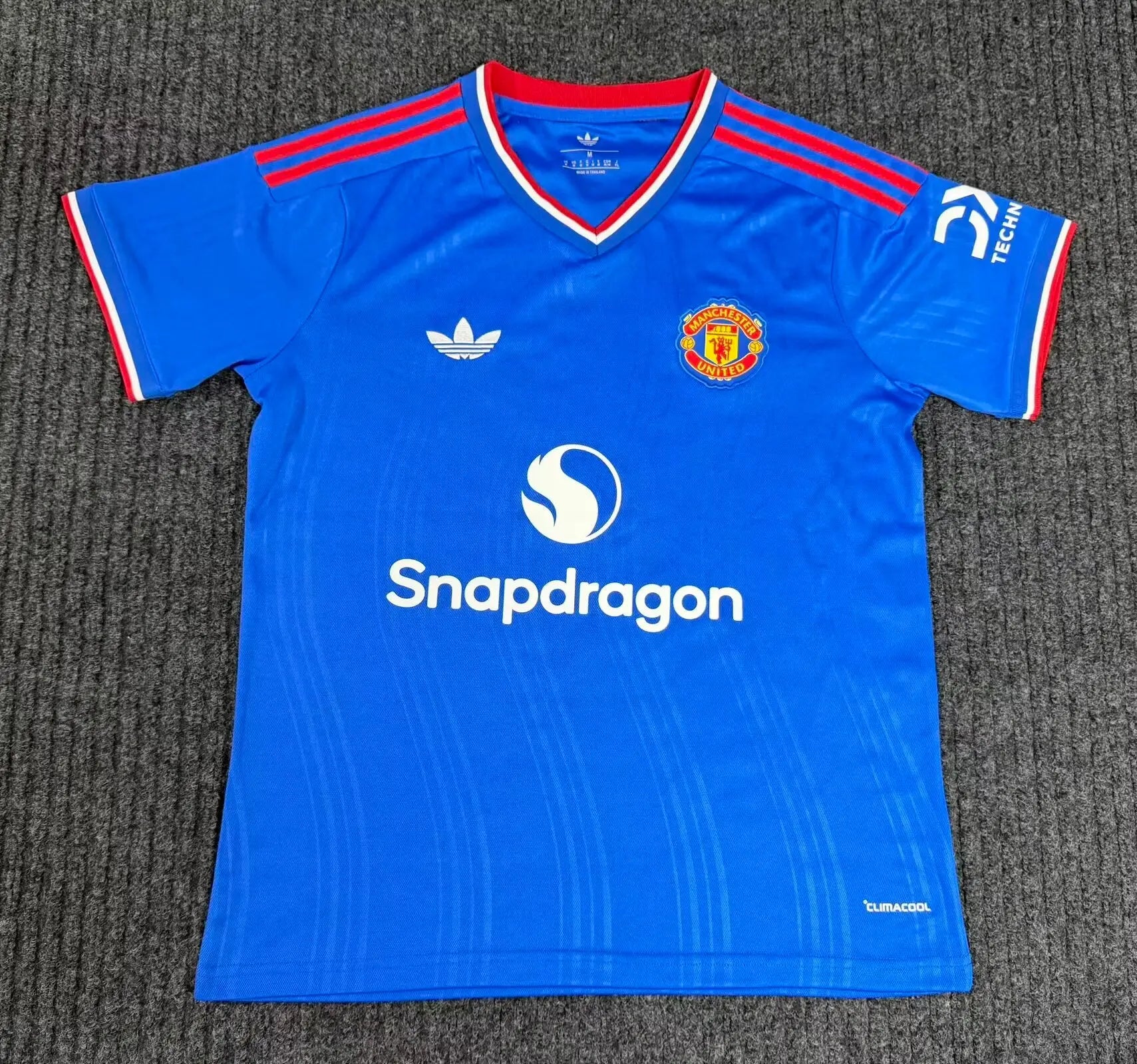 26-27 Manchester United away S-4